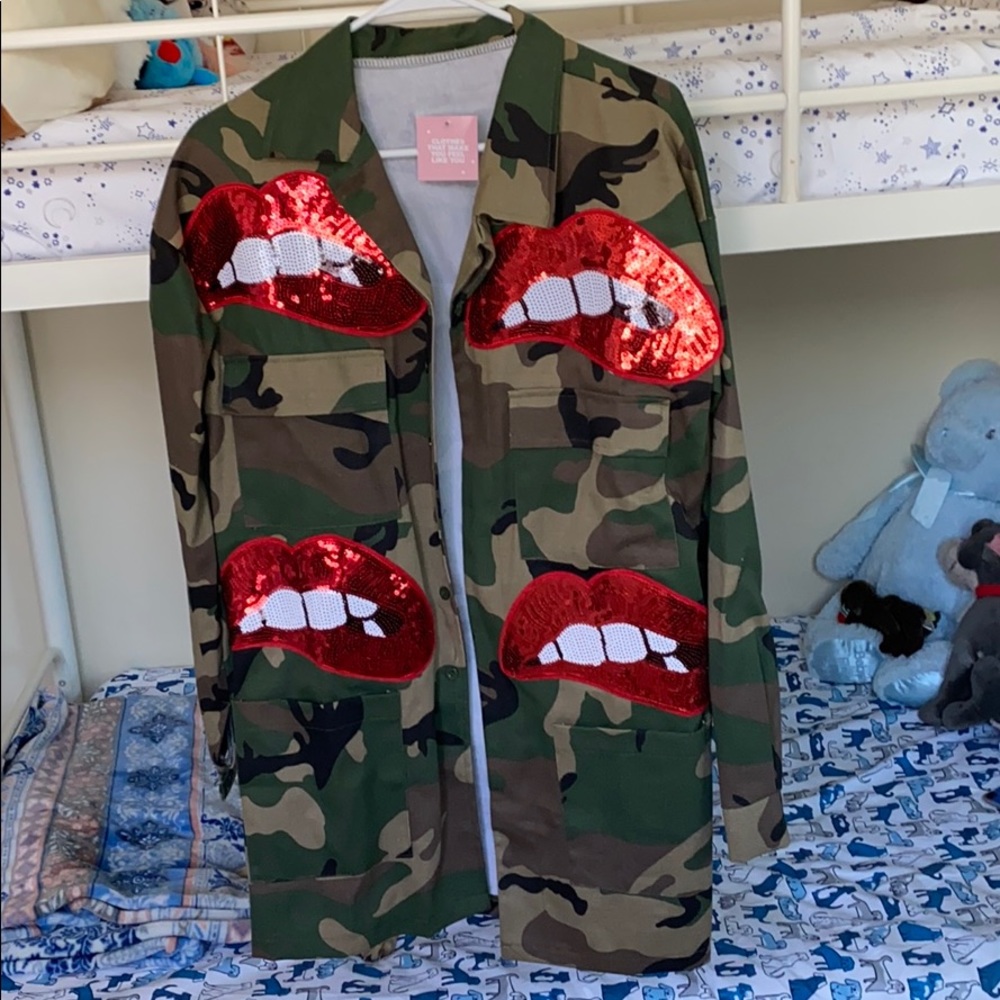 Dressedby lala camp jacket with sequin lips